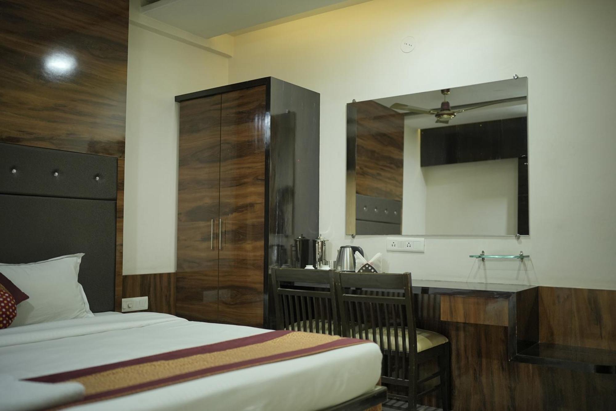 Atharva Hotel Kalaburagi Eksteriør bilde